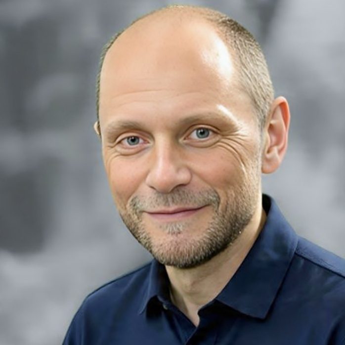 Freundliches Porträt von Christoph Mroczek, Heilpraktiker für Psychotherapie in seiner Privatpraxis in Dortmund.